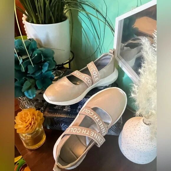 Kenneth Cole Mary Jane Flats Women’s Size 2 Beige Strap Comfort Walking Shoes - Picture 6 of 10